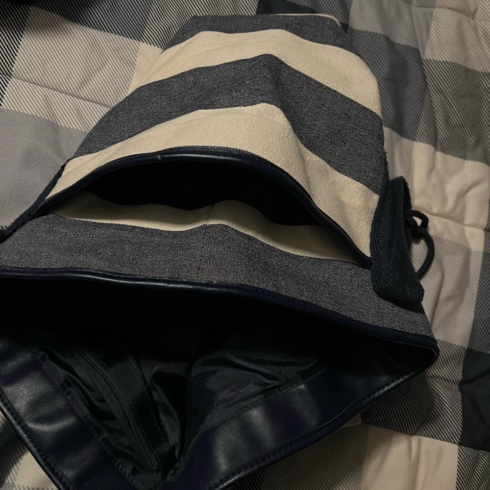 Tommy Hilfiger purse - Picture 8 of 9